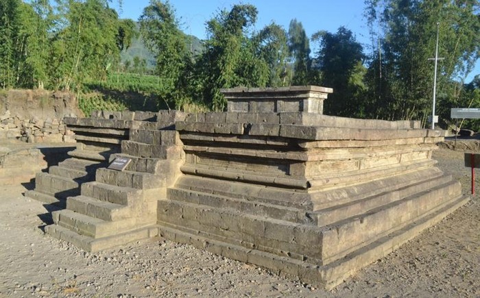 Indahnya Candi Liyangan dengan Latar Gunung Sindoro